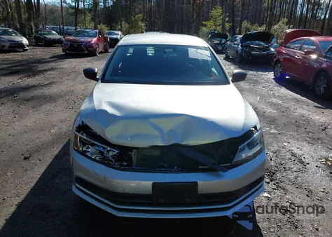 2015 Volkswagen Jetta 1.8T Se z USA, uszkodzony, nr VIN 3VWD07AJ7FM245169